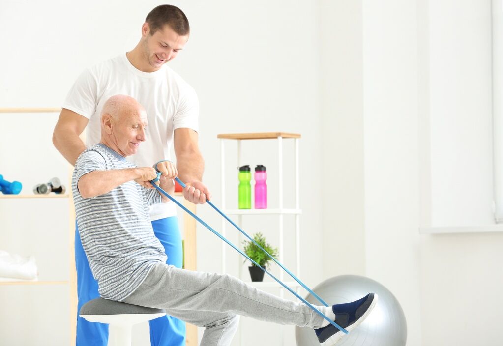Coxarthrosis therapy in an older man using exercise therapy